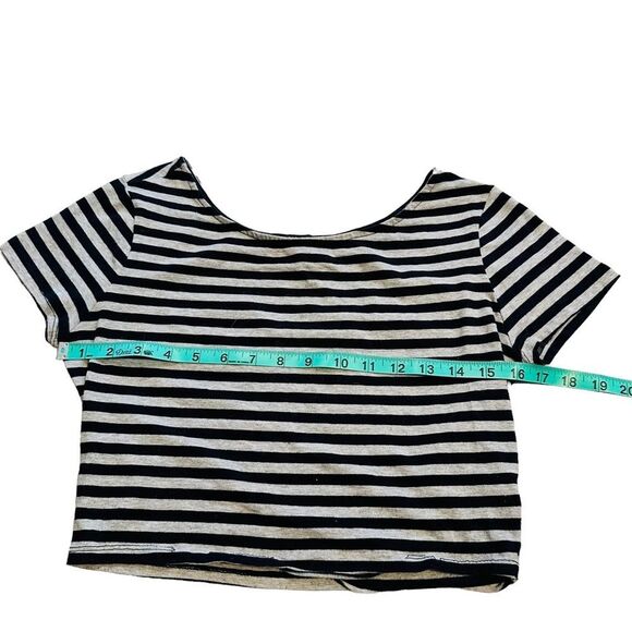 10/$25🦋 Forever 21 Gray & Black Striped Short Sleeve Crop Top - Size Large - Picture 9 of 13